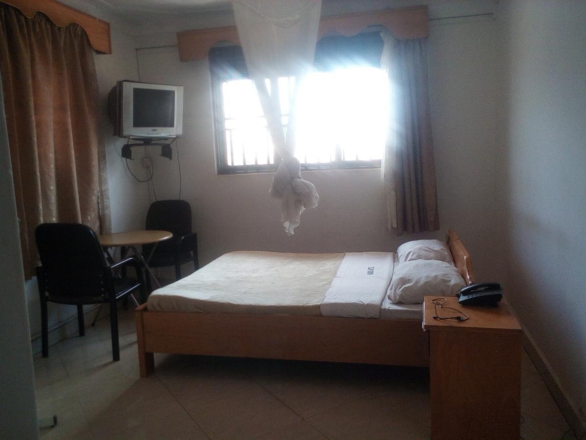 Mamba Hotel Kampala Esterno foto